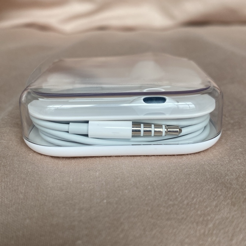 Apple Earbuds - Picture 3 of 3